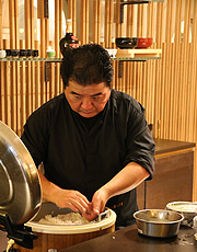 der japanische Sushi-Meister Mitsutoshi Sugiyama konnte als Küchenchef für das Mizu gewonnen werden (©Foto: Martin Schmitz)